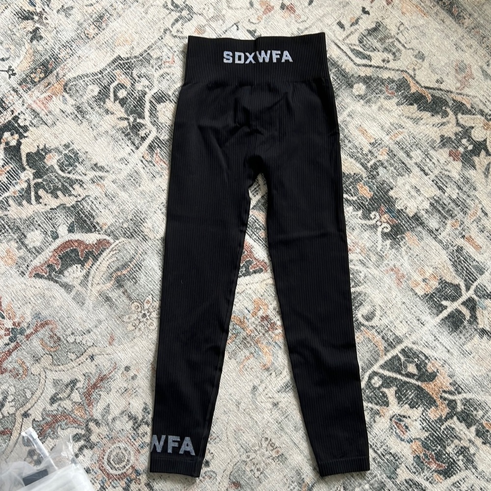 New without tags Sarah’s day black leggings